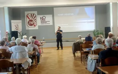 Radiowóz, maskotka i oszuści - tydzień policyjnych spotkań w Bydgoszczy